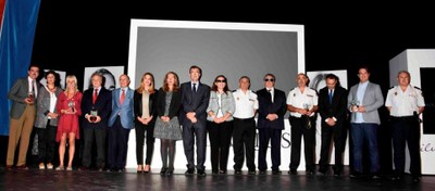Foto de familia de autoridades con los galardonados en Murcia