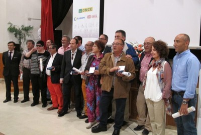 Foto de familia de autoridades y trabajadores reconocidos por su antigüedad en la ONCE, en la reunión de El Toboso
