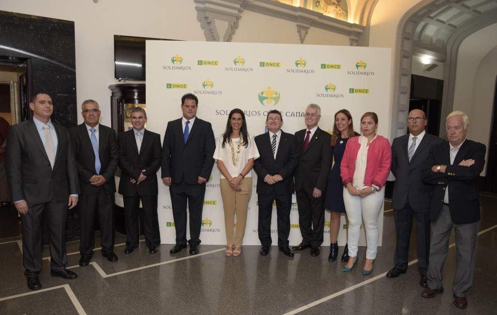 El director general de la ONCE, Ángel Sánchez, posa con las autoridades canarias a su llegada al acto de entrega de galardones