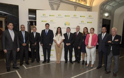 El director general de la ONCE, Ángel Sánchez, posa con las autoridades canarias a su llegada al acto de entrega de galardones