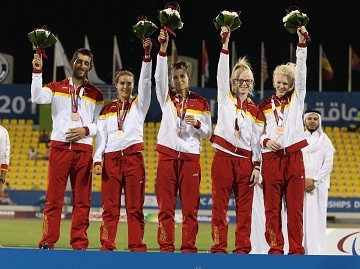 El equipo femenino de 4x100 en el podio