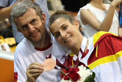 Sara Martínez luce una de sus medallas junto a un compañero de la expedición