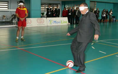 Javier Tebas probando a lanzar un penalti con los ojos tapados por un antifaz