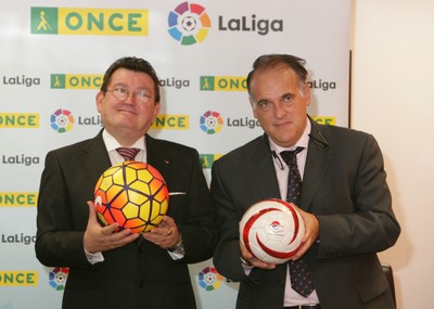 Javier Tebas y Ángel Sánchez intercambiando los respectivos balones de LaLiga y de la selección de fútbol para ciegos