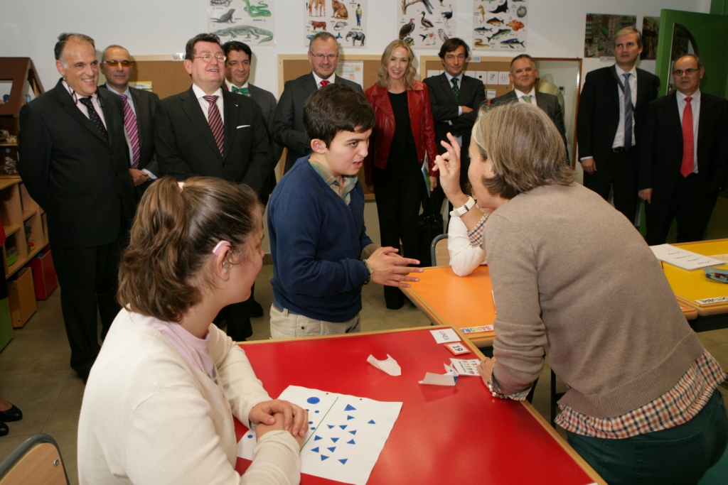 La comitiva, visitando el aula de alumnos sordociegos del CRE