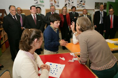La comitiva, visitando el aula de alumnos sordociegos del CRE