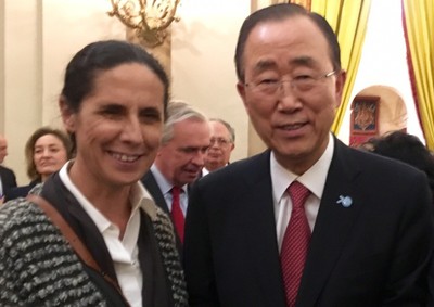 La consejera general de la ONCE y miembro del  Comité de la ONU sobre los Derechos de las Personas con Discapacidad, Ana Peláez, saluda a Ban Ki-moon en el acto celebrado en el Palacio Real