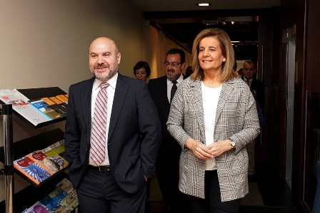 La ministra Báñez (a la derecha), junto a Luis Cayo Pérez, durante su visita a la sede del CERMI