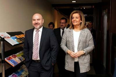 La ministra Báñez (a la derecha), junto a Luis Cayo Pérez, durante su visita a la sede del CERMI