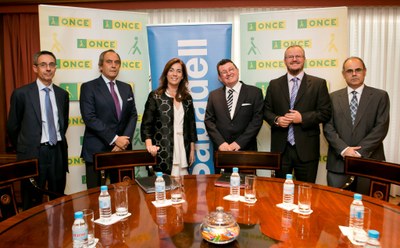 Las delegaciones de ambas entidades posan tras suscribir el convenio
