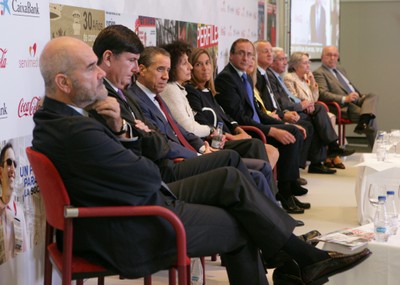 Los 11 de los 14 ministros que pudieron estar físicamente presentes, sobre el escenario del acto