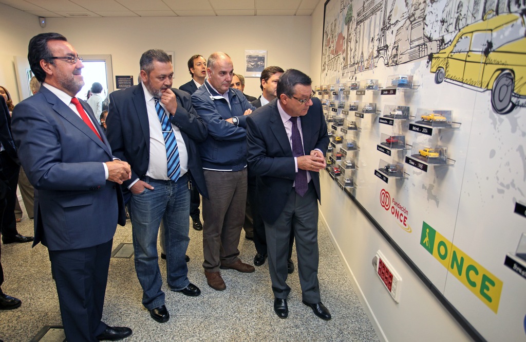 Los intervinientes en el acto visitan la exposición de maquetas de taxis