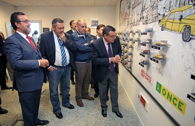 Los intervinientes en el acto visitan la exposición de maquetas de taxis
