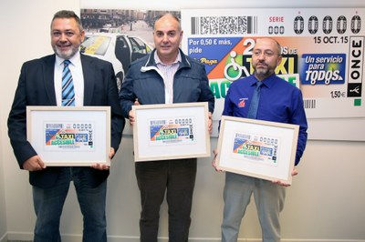 Los tres representantes del gremio del taxi, con las reproducciones del cupón conmemorativo que les entregó Miguel Carballeda