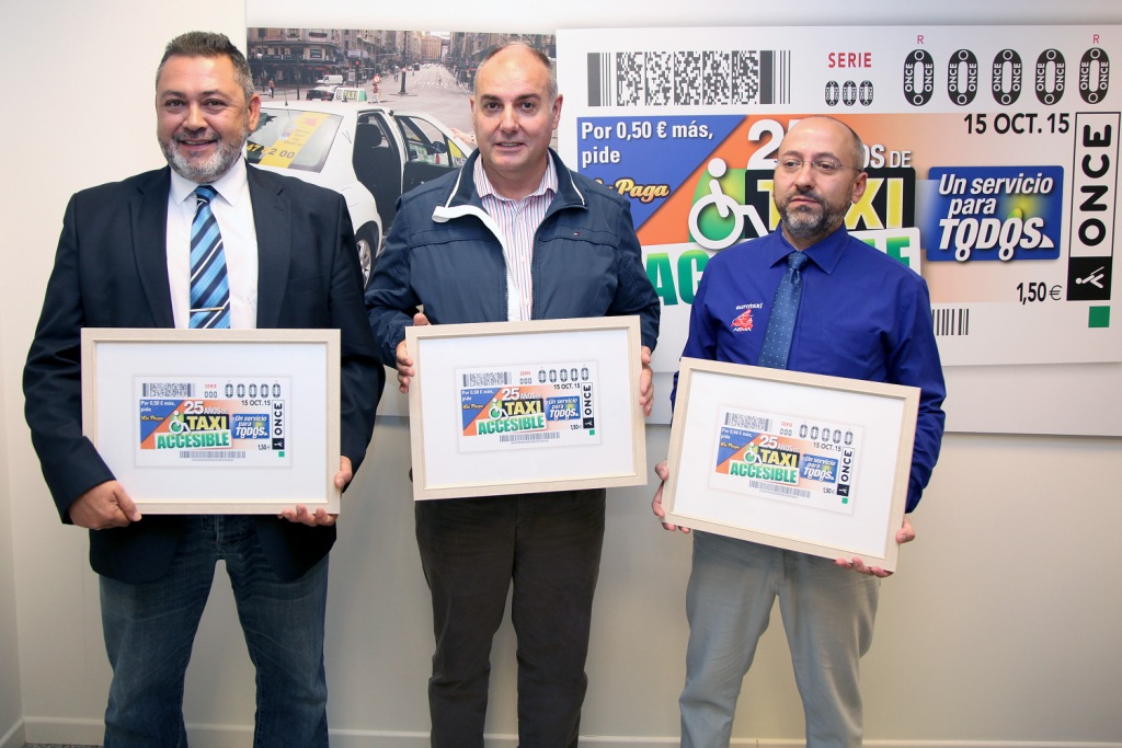 Los tres representantes del gremio del taxi, con las reproducciones del cupón conmemorativo que les entregó Miguel Carballeda