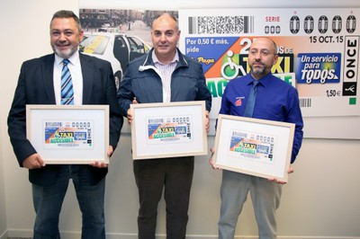 Los tres representantes del gremio del taxi, con las reproducciones del cupón conmemorativo que les entregó Miguel Carballeda