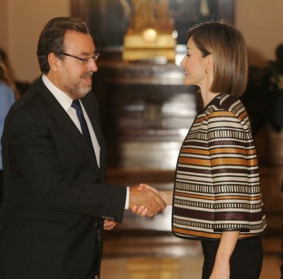Miguel Carballeda saluda a Doña Letizia al inicio de la reunión 