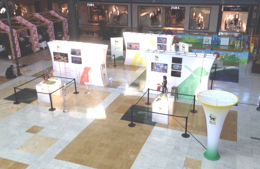 Montaje de la exposición en el centro comercial Thader de Murcia