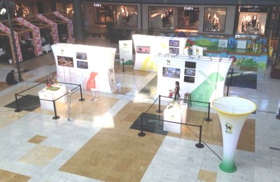 Montaje de la exposición en el centro comercial Thader de Murcia