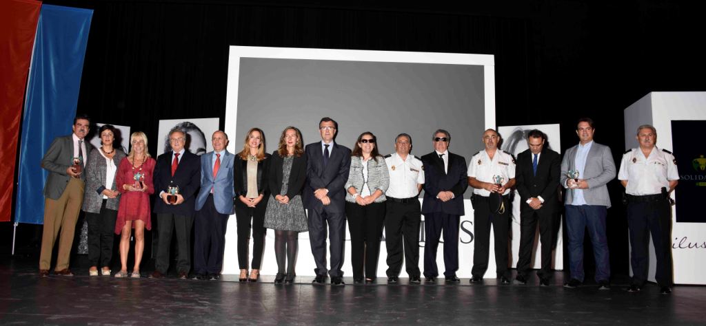 Premiados en Canarias y autoridades posan sobre el escenario con sus galardones