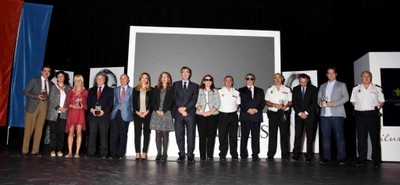 Premiados en Canarias y autoridades posan sobre el escenario con sus galardones