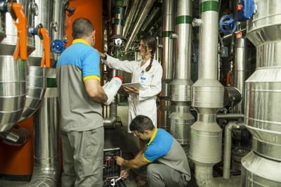 Técnicos de ILUNION en una sala de control de aire y refrigeración