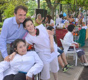 Un grupo de jóvenes en silla de ruedas acude a una feria en una localidad argentina