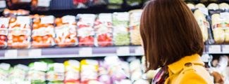Una clienta observa productos a la venta en una tienda de ILUNION Retail