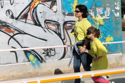 Una madre y su hija (provista de un antifaz) participan en la carrera organizada por la ONCE en Palma