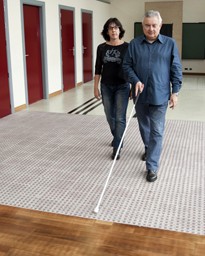 Una técnico de Rehabilitación ONCE instruye sobre manejo del bastón blanco
