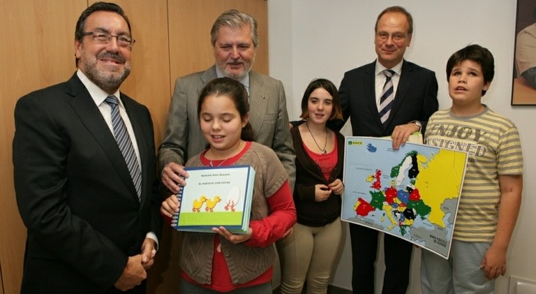 Navracsics, Méndez de Vigo  y Carballeda con tres de los alumnos del CRE  de la ONCE madrileño que muestran unas herramientas de estudio en relieve