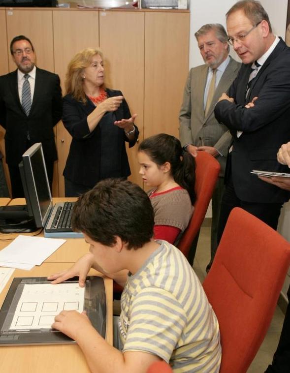 Navracsics y el ministro Méndez de Vigo visitan el aula 'Avanza' del CRE de la ONCE, acompañados por Miguel Carballeda