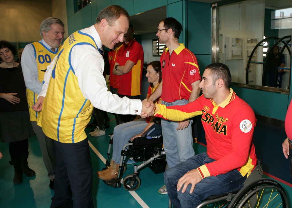Navracsics y Méndez de Vigo saludan a la plantilla del club ILUNION de baloncesto en silla