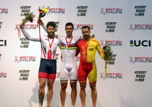 Alfonso Cabello, en lo alto del podio de la prueba del kilómetro, categoría C5 (ciclistas con discapacidad física leve)