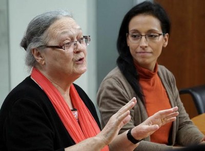 Anna Ferrer (a la izquierda) y Teresa Perales durante el encuentro en Servimedia