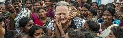 Anna Ferrer, rodeada de niños y mujeres en Anantapur (India)