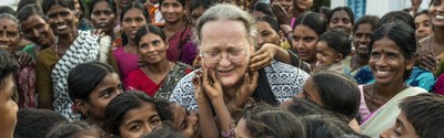 Anna Ferrer, rodeada de niños y mujeres en Anantapur (India)