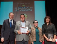 Antonio D. Aguilera recoge su segundo premio, junto a los responsables de la ONCE andaluza y la escritora Soledad Galán (foto: Millán Herce)