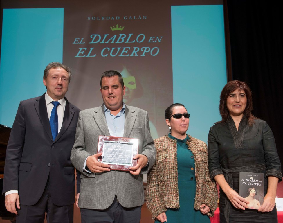 Antonio D. Aguilera recoge su segundo premio, junto a los responsables de la ONCE andaluza y la escritora Soledad Galán (foto: Millán Herce)
