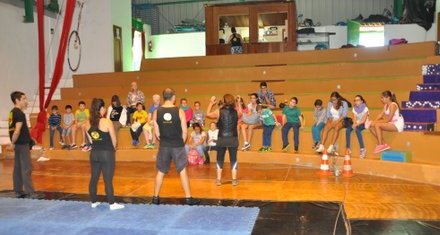 El grupo de niños atiende las explicaciones de los monitores