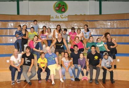 Foto de familia de los niños con los monitores, al final de la sesión