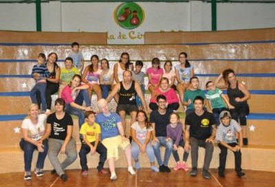 Foto de familia de los niños con los monitores, al final de la sesión