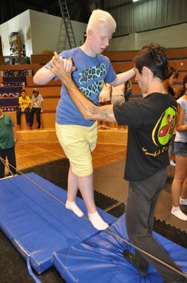 Un joven ciego completando el ejercicio de equilibrio