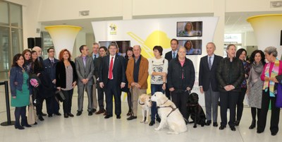 Autoridades, representantes de la ONCE y de la FOPG y usuarios de perros guía en la inauguración de la expo en Bilbao