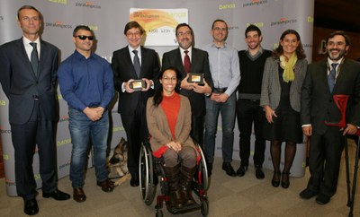 Carballeda y Goirigolzarri, con varios deportistas paralímpicos en la presentación de la nueva tarjeta