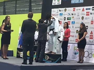 Daniel Gavilán, en el podio, recibiendo su medalla de bronce europea