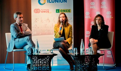 De izauierda a derecha, Alejandro Oñoro, Patricia Sanz y Paola del Río, en la clausura de la jornada organizada por Fundación ONCE e ILUNION
