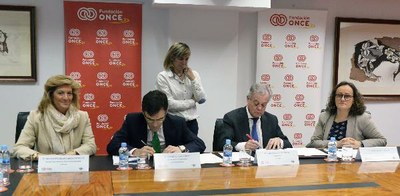 De izquierda a derecha, Soledad Muelas, Alberto Durán, Carlos González y Sabina Lobato, en la firma del convenio