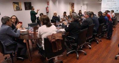El consejero delegado de ILUNION, Alejandro Oñoro, se dirige a los nuevos titulados 'Trainers Paralímpicos', en presencia de Sabina Lobato, directora de Formación, Empleo, Proyectos y Convenios de Fundación ONCE