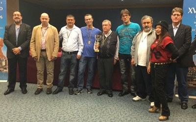 El equipo de Tarragona al completo, luciendo su copa de campeones, junto al presidente Carballeda (a la izquierda de la imagen)